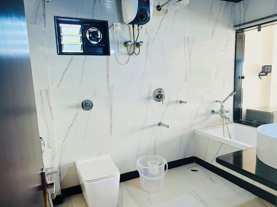 Luxury Room, 1 King Bed, Bathtub, Partial Sea View | Bathroom | Free toiletries, hair dryer, towels, soap