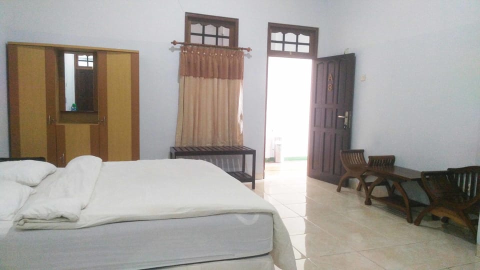 Desk, WiFi (free), bed sheets