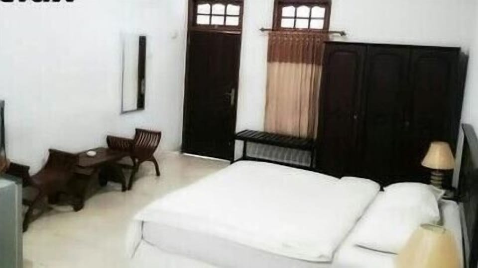 Deluxe Double Room, 1 King Bed | Desk, WiFi (free), bed sheets