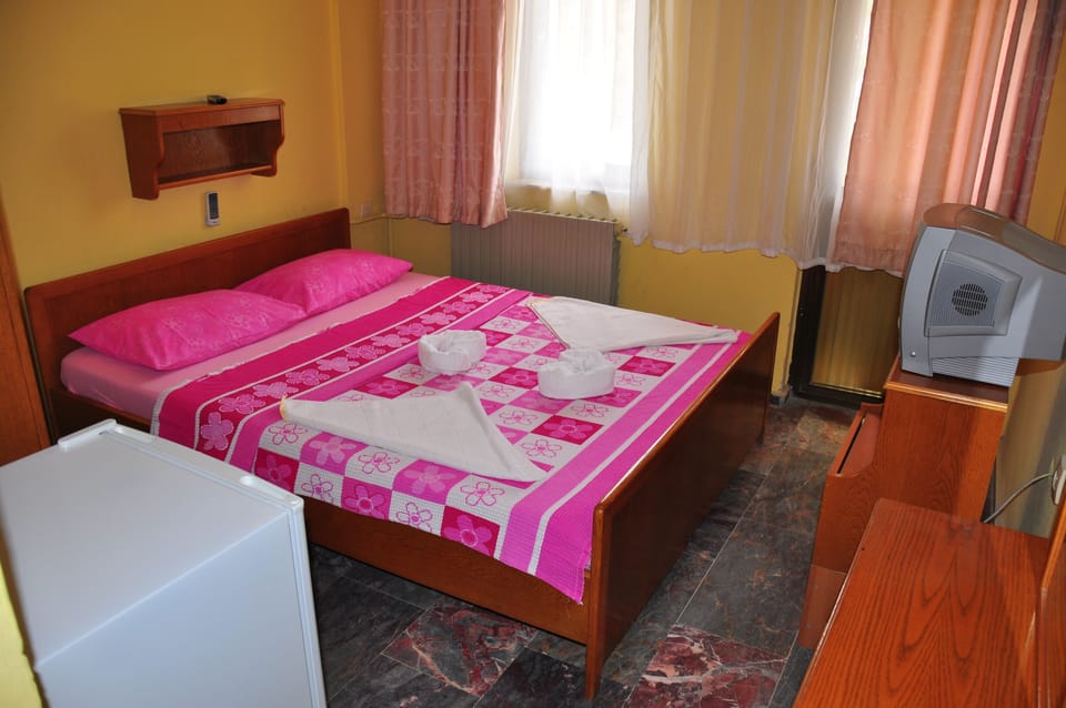 Double Room, 1 Double or 2 Twin Beds | Free WiFi
