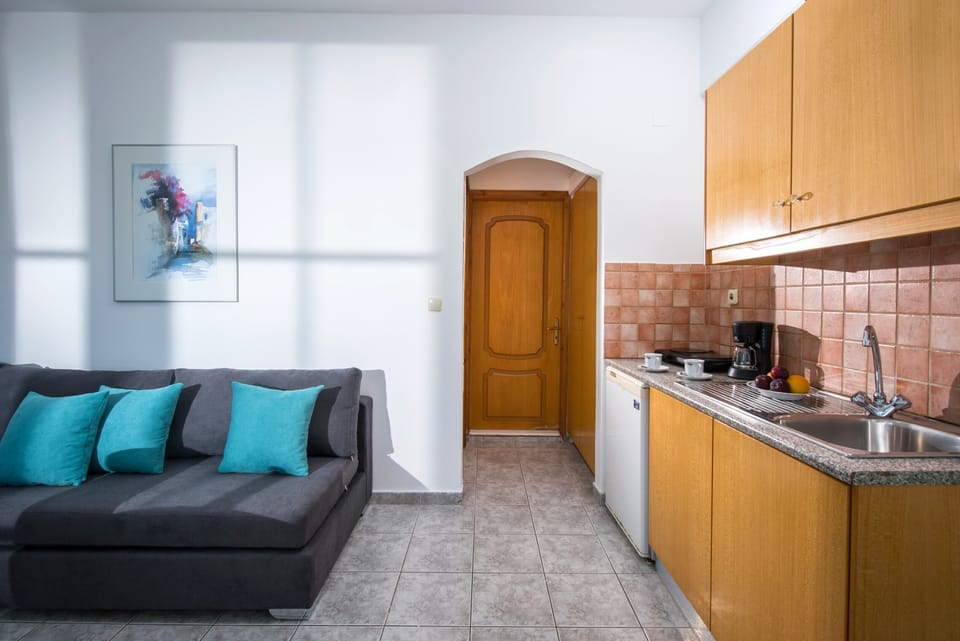 Fridge, stovetop, coffee/tea maker, electric kettle