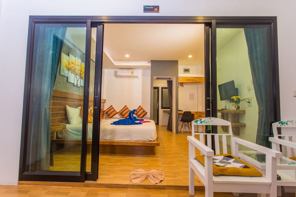 Deluxe Room, Pool View | Minibar, in-room safe, blackout drapes, free WiFi