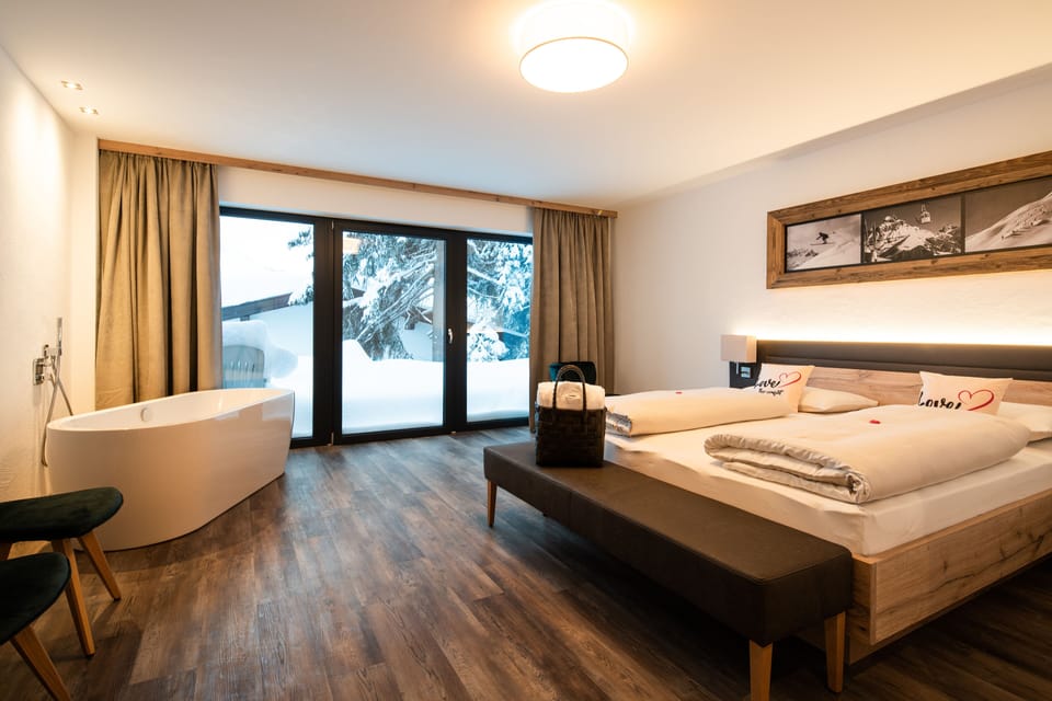 Junior Suite | In-room safe, desk, soundproofing, WiFi (free)