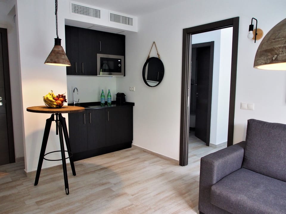 Family Room, 1 King Bed with Sofa bed, Kitchen | Private kitchen | Electric kettle