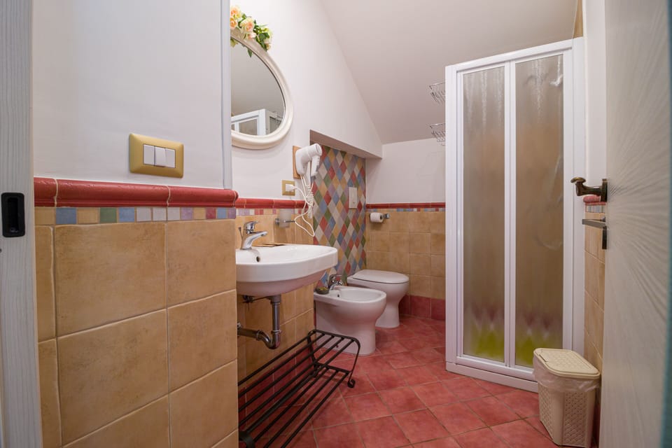 Family Room, Accessible | Bathroom | Shower, rainfall showerhead, free toiletries, bathrobes