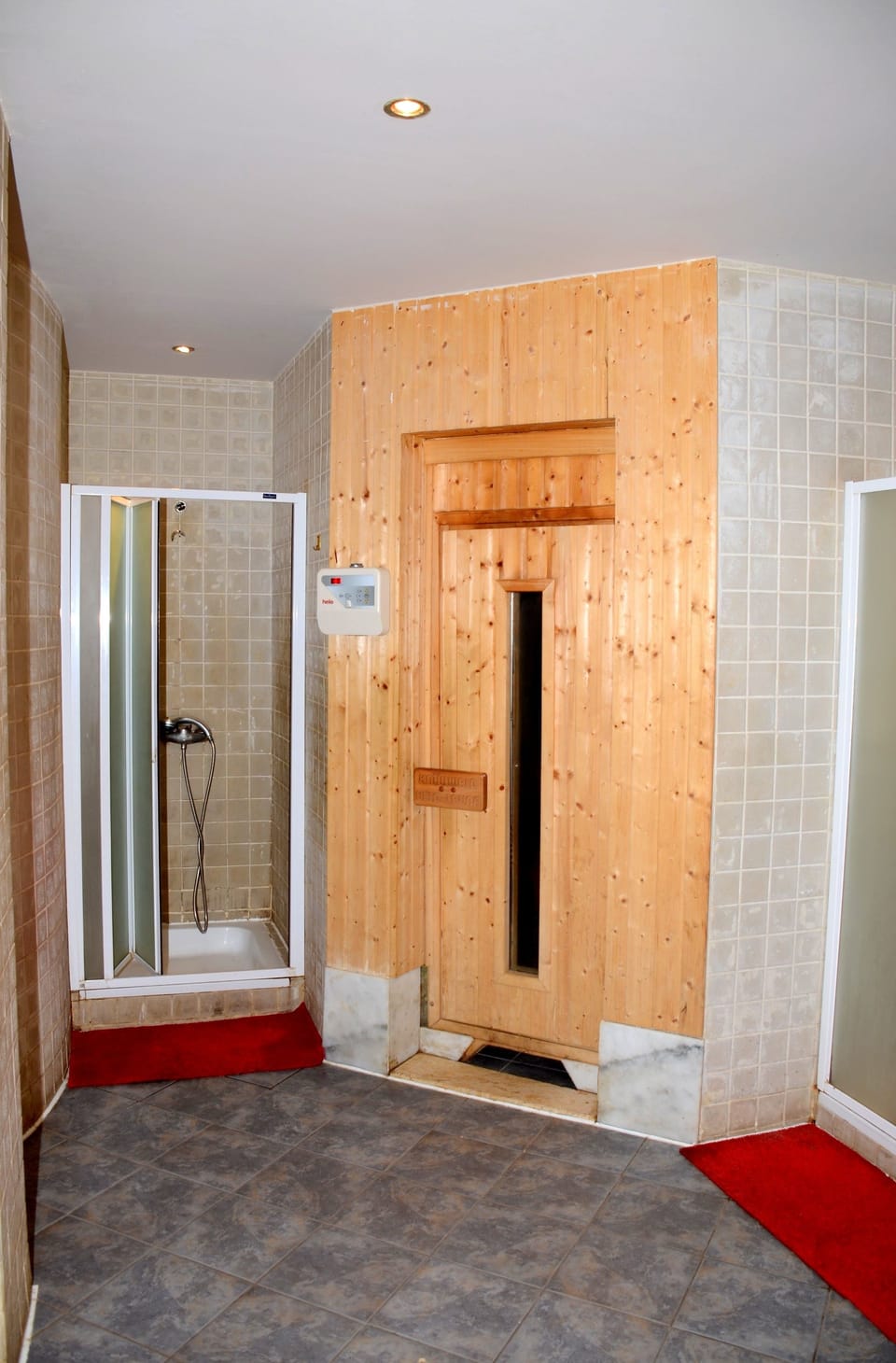 Couples treatment rooms, sauna, hot tub, steam room, Turkish bath