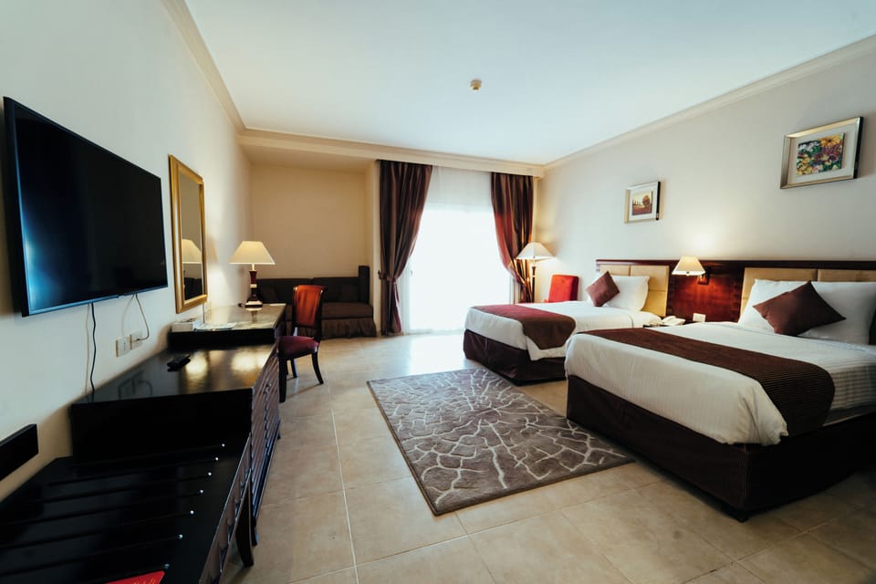 Superior Room, Pool View | Minibar, in-room safe, desk, soundproofing
