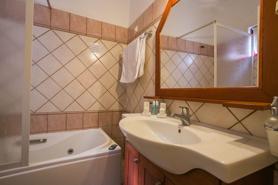Superior Double or Twin Room, 1 Double or 2 Twin Beds, Garden View | Jetted tub