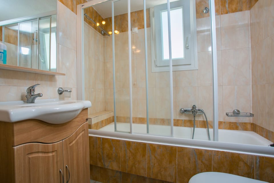 Superior Quadruple Room, Garden View | Bathroom | Free toiletries, hair dryer, towels