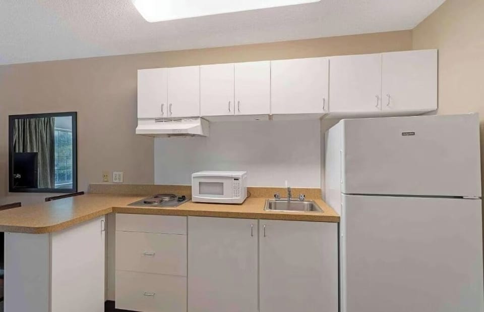 Room, 2 Queen Beds, Non Smoking, Kitchen | Private kitchenette | Fridge, microwave, stovetop