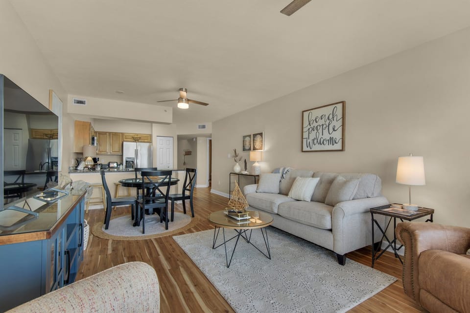Dining for 4 + Breakfast Bar Seating for 3