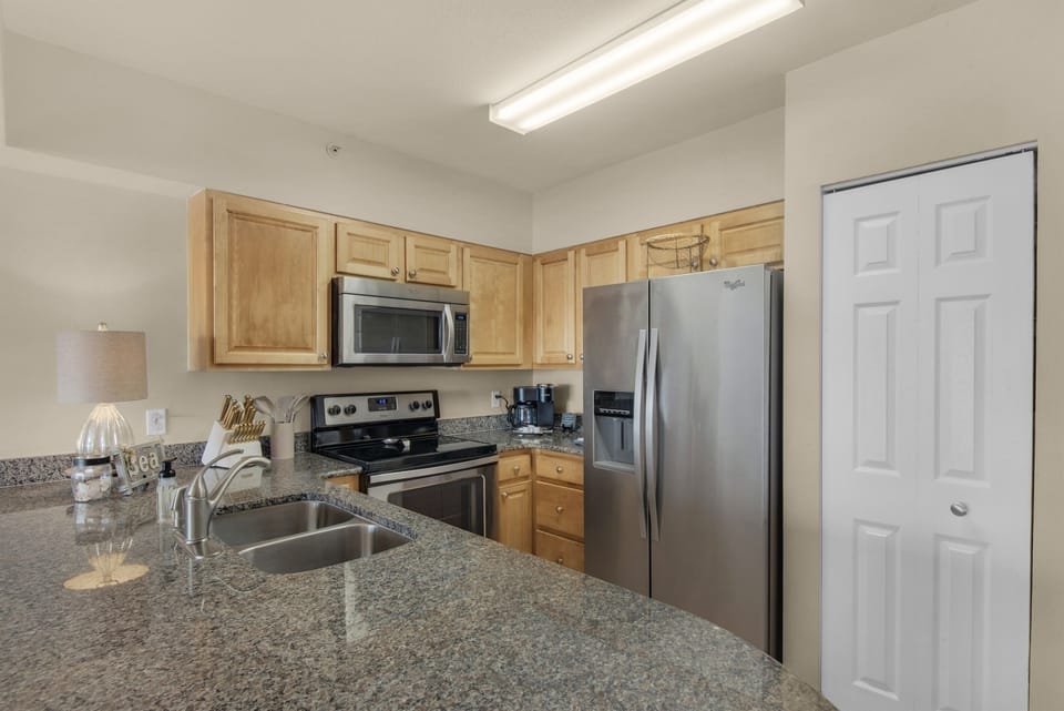 Fully Equipped Kitchen – Granite Counters & Stainless Appliances