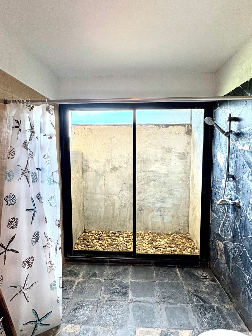 Superior Panorama with Balcony | Bathroom | Shower, free toiletries, hair dryer, towels