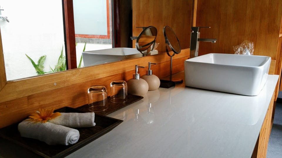 Deluxe Double Room | Bathroom sink