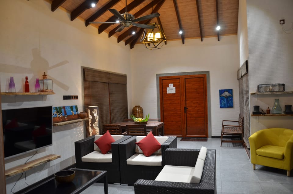Deluxe Double Room | Living area | TV