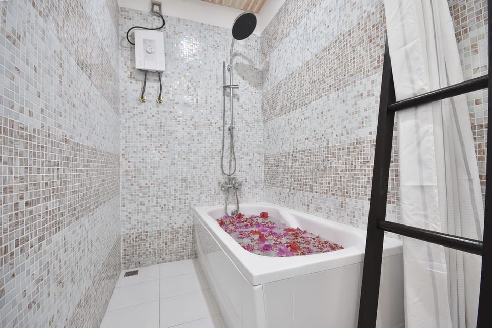 Deep soaking bathtub