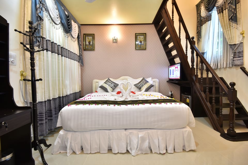 Family Suite | Minibar, in-room safe, desk, soundproofing