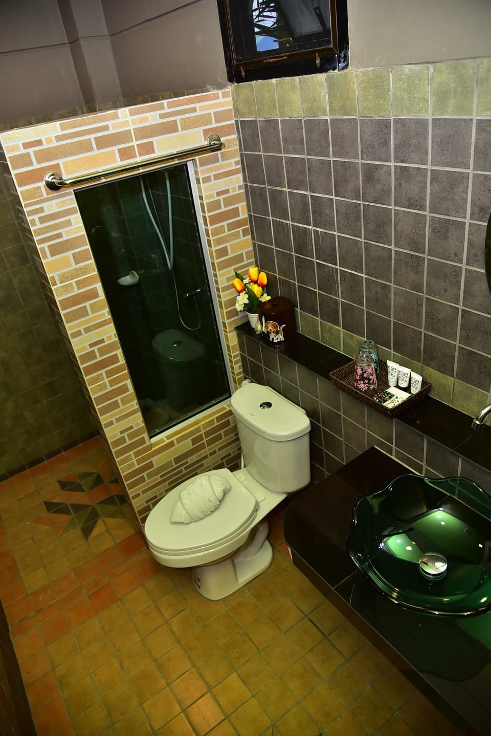 Standard Room | Bathroom | Shower, free toiletries, hair dryer, towels