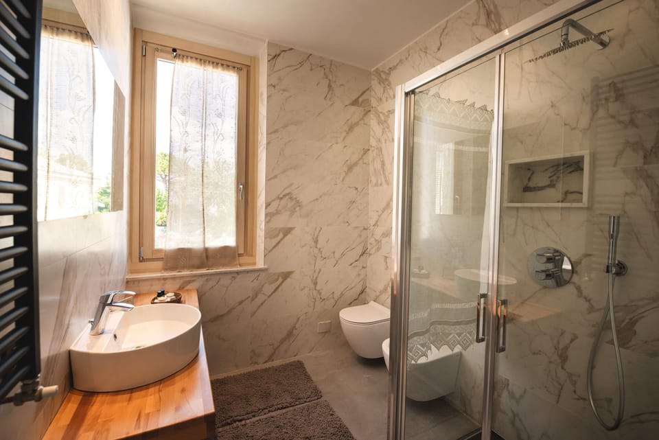 Family Triple Room | Bathroom | Shower, rainfall showerhead, designer toiletries, hair dryer