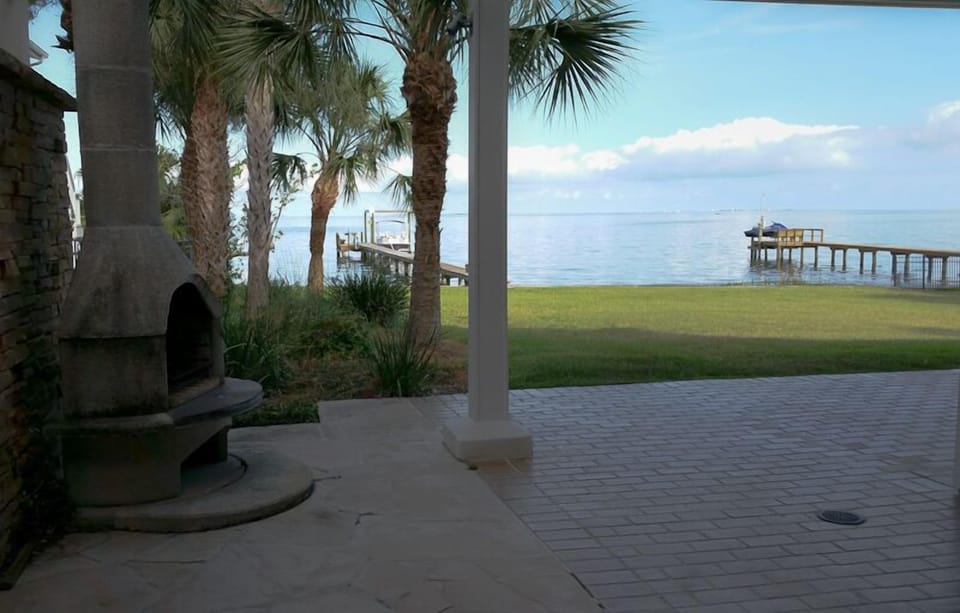 next to the dining room, a lovely outdoor sitting area.