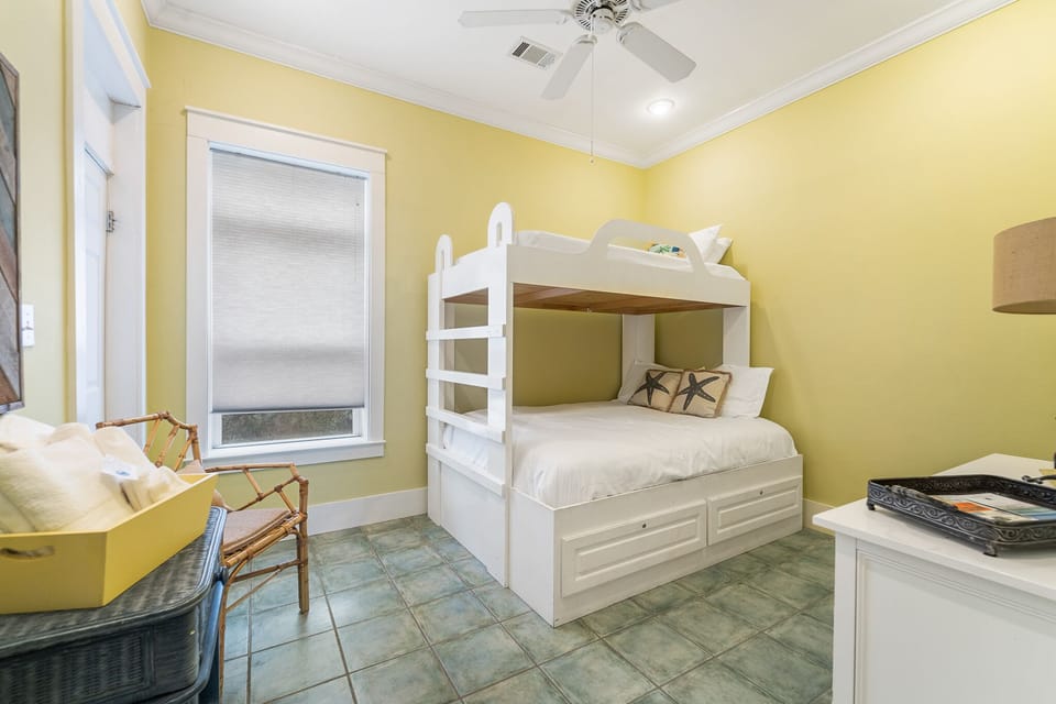 1st floor children's bunk room Twin / Full