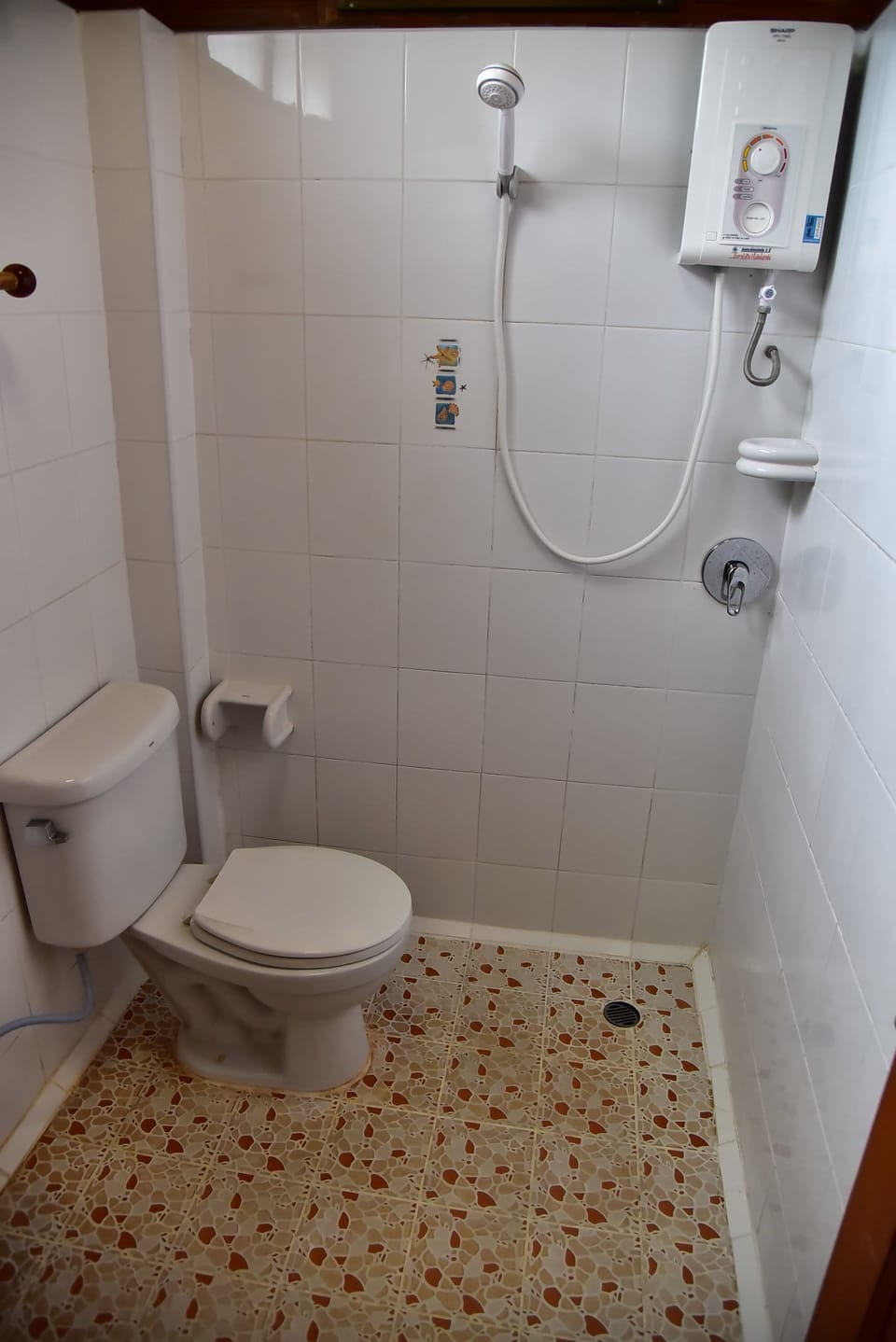 Standard Twin Room | Bathroom | Shower, free toiletries, towels