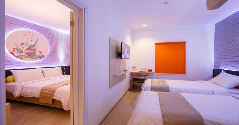 Deluxe Twin Room | Bathroom | Shower, slippers