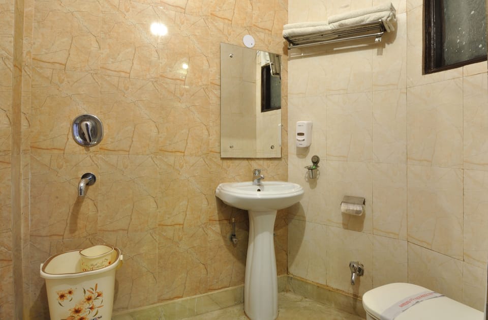 Super Deluxe Room | Bathroom | Shower, towels, soap, shampoo