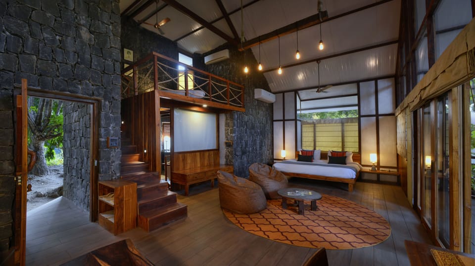 Cottage Room | Premium bedding, in-room safe, desk, bed sheets