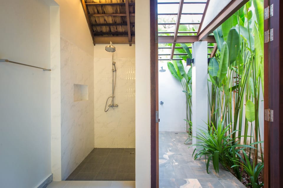 Shower, rainfall showerhead, free toiletries, hair dryer