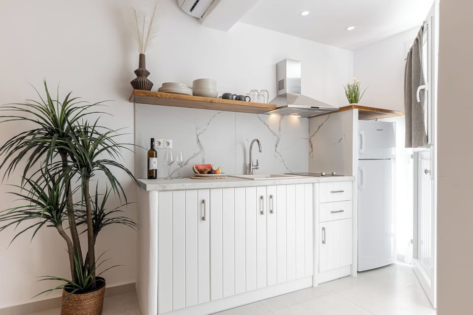 Comfort Studio | Private kitchenette | Fridge, stovetop, espresso maker, coffee/tea maker