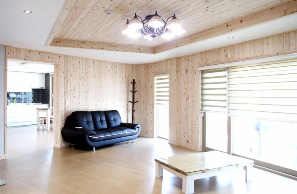 Gold Room | Living area | Flat-screen TV