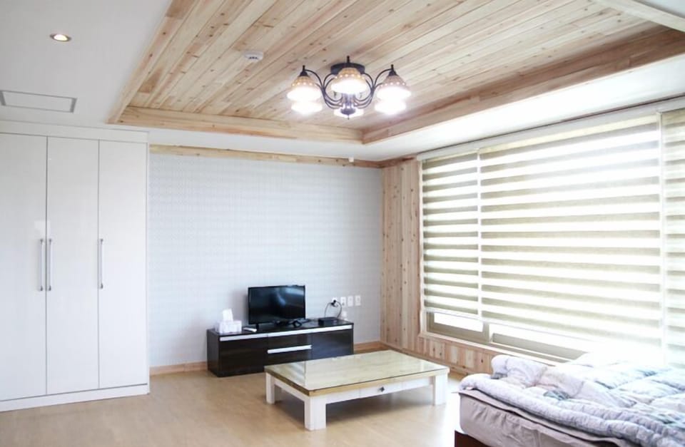 Silver Room | Living area | Flat-screen TV