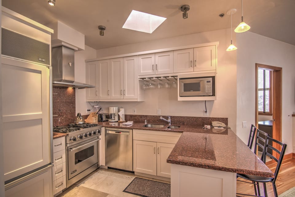 Deluxe Condo, 2 Bedrooms | Premium bedding, in-room safe, desk, iron/ironing board (on request)
