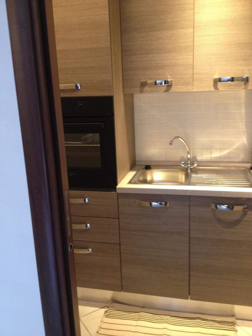 Full-size fridge, oven, stovetop, coffee/tea maker