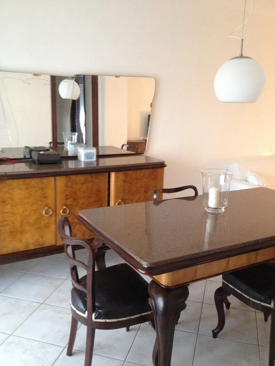 Coffee/tea maker, full-size fridge, oven, stovetop