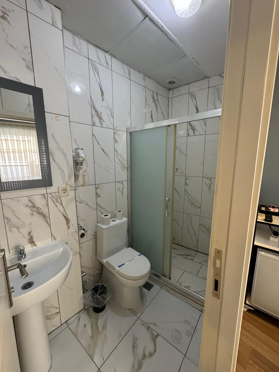 Standard Quadruple Room | Bathroom | Shower, free toiletries, hair dryer, slippers