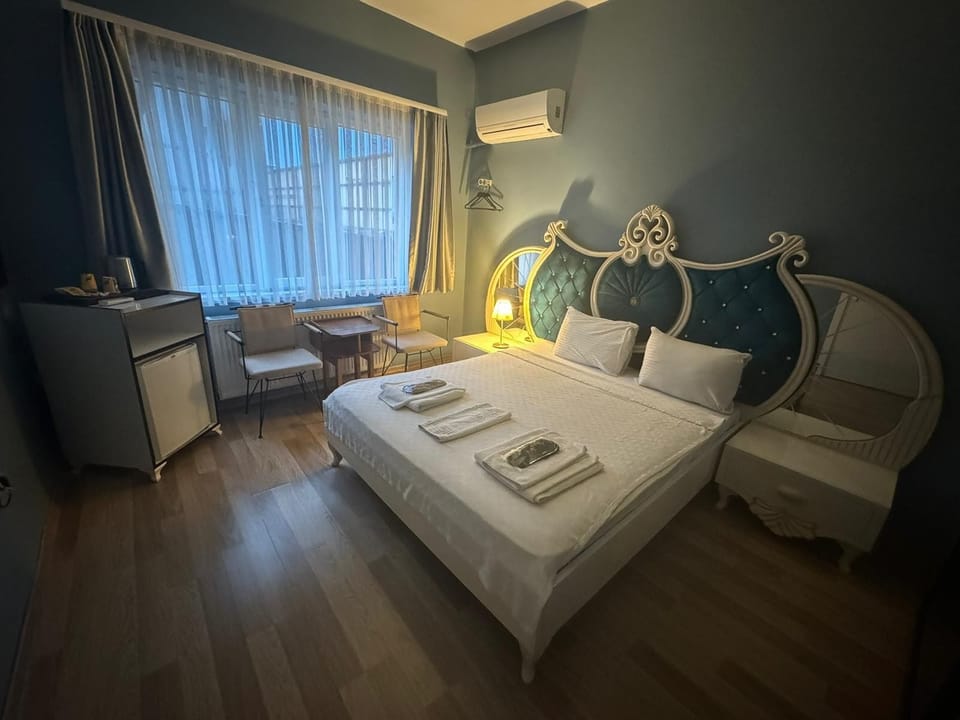 Standard Room | Minibar, in-room safe, desk, iron/ironing board
