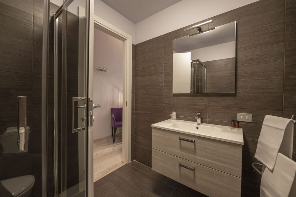 Deluxe Triple Room | Bathroom | Shower, free toiletries, hair dryer, bidet