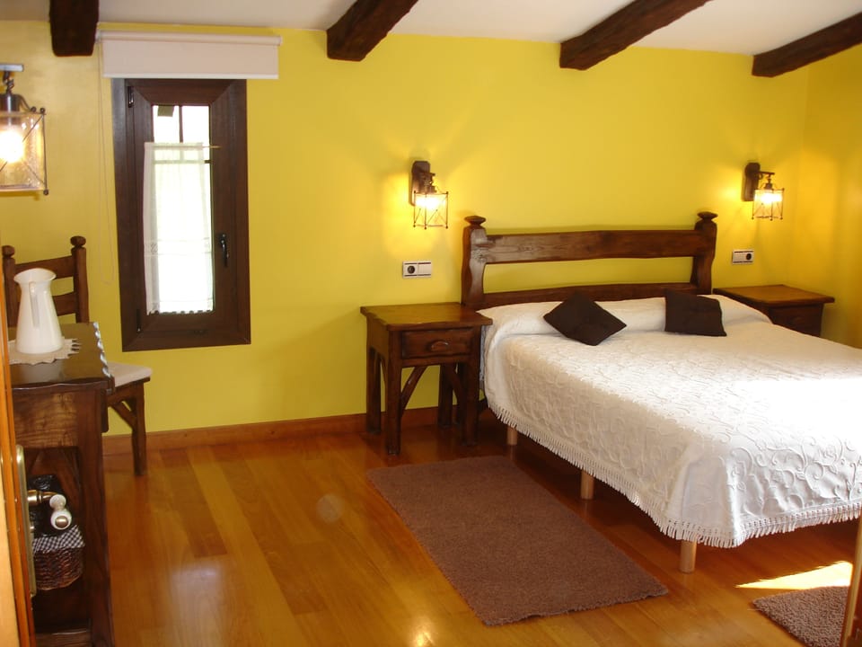 Premium bedding, desk, free cribs/infant beds, free WiFi