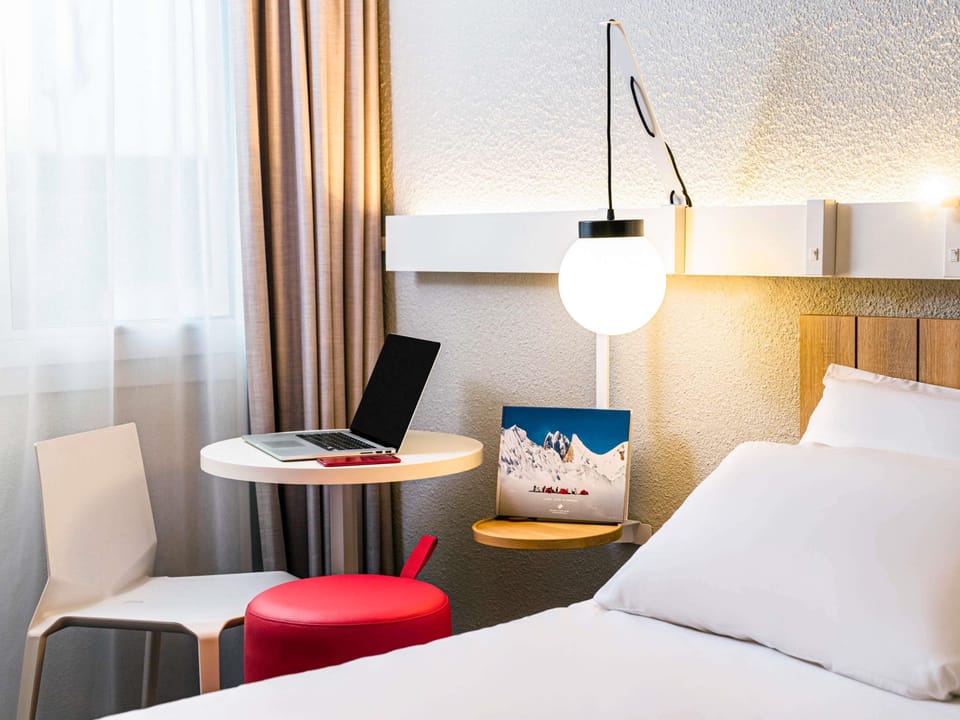Desk, soundproofing, iron/ironing board, free WiFi