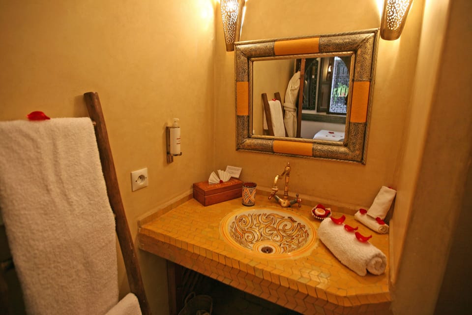 Standard Double Room, 2 Twin Beds | Bathroom sink