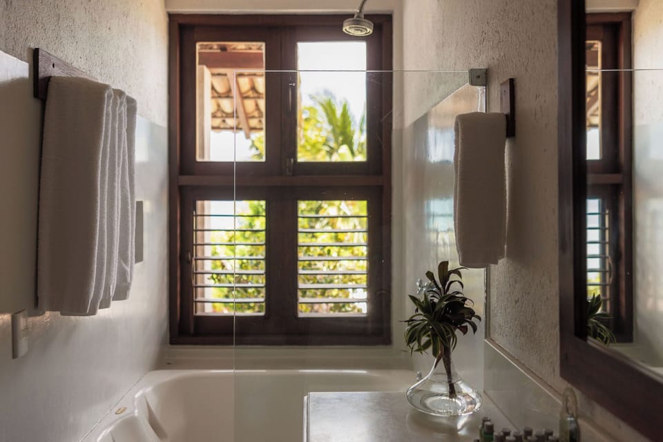 Deluxe Triple Room | Bathroom | Combined shower/tub, jetted tub, hair dryer, towels