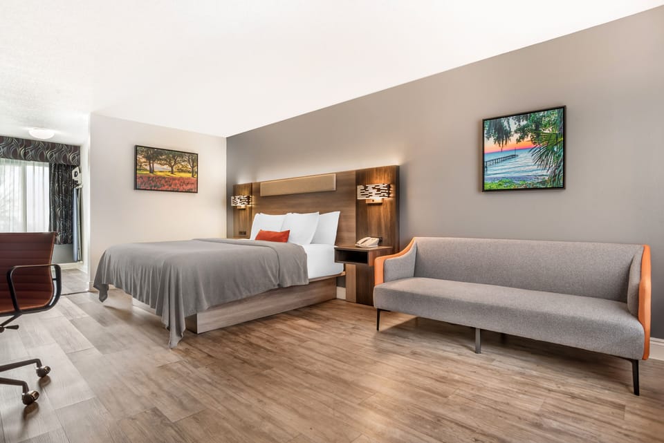Standard Room, 1 King Bed, Non Smoking | Premium bedding, individually decorated, individually furnished, desk