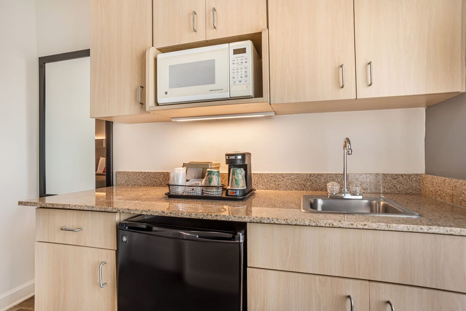 Standard Room, 1 King Bed, Non Smoking | Premium bedding, individually decorated, individually furnished, desk