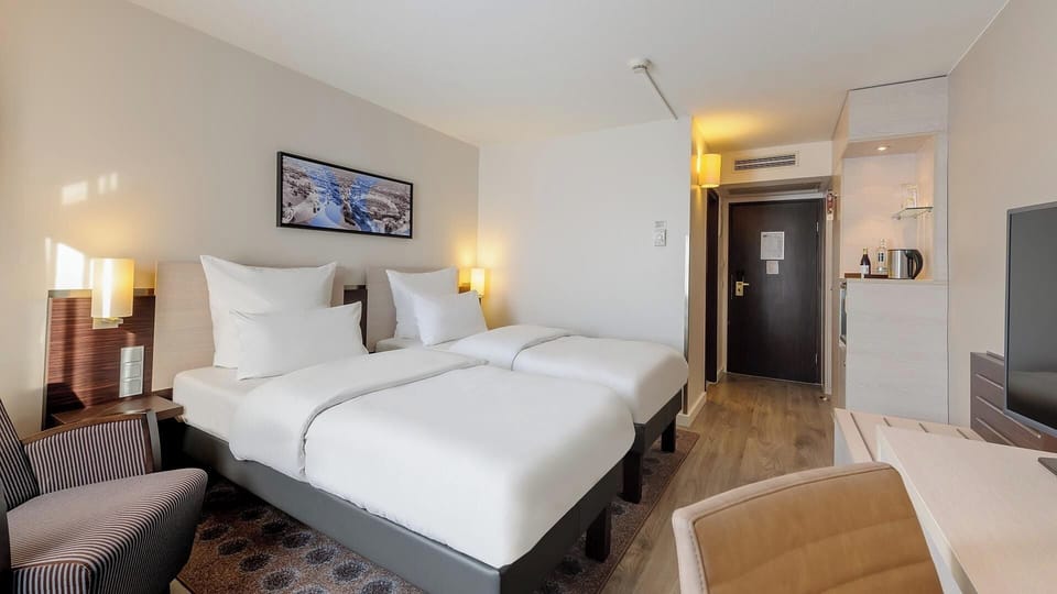 Standard Room, 1 Twin Bed | In-room safe, desk, blackout drapes, soundproofing
