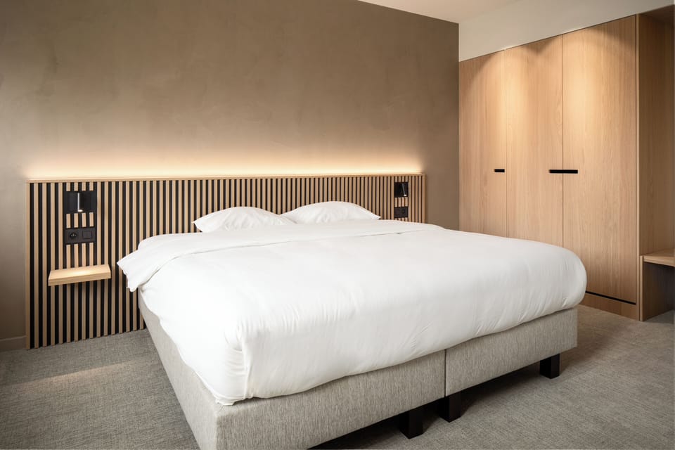 Deluxe Double Room, 1 Double Bed, Bathtub | Hypo-allergenic bedding, in-room safe, desk, free cribs/infant beds