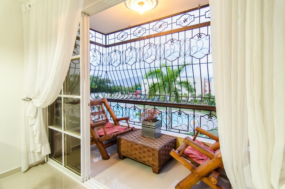 Expectacular Balcony View to Swimming Pool
