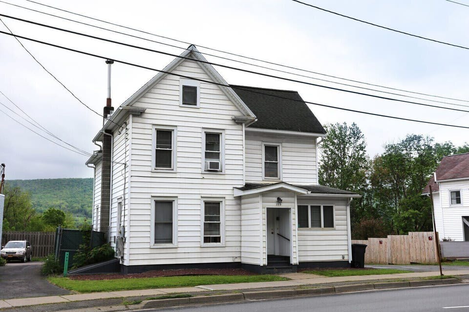 Left Field House - Located right on Chestnut Street, just a short walk to downtown Main Street.