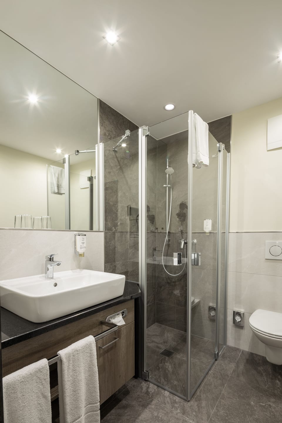 Shower, rainfall showerhead, free toiletries, hair dryer